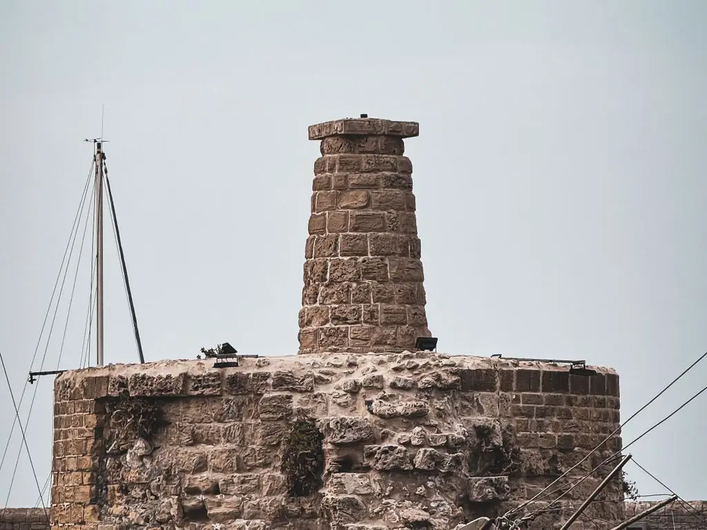 Girne kıyısında tarihi taş kule ve tekneler
